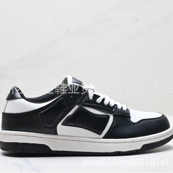 Universal sneakers