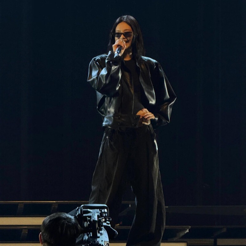 Jennie's Same Style ~ Retro Waist-Cinching Short Black Jacket, Niche Design, High-End Pleated Thin Leather Jacket