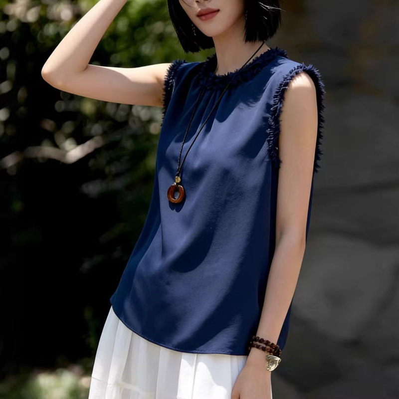 High-Quality Silk Top with Raw Edge Design, Slimming and Elegant, Simple and Relaxed Style, Suitable for Work, Casual Wear, and Vacation, Summer Blouse
