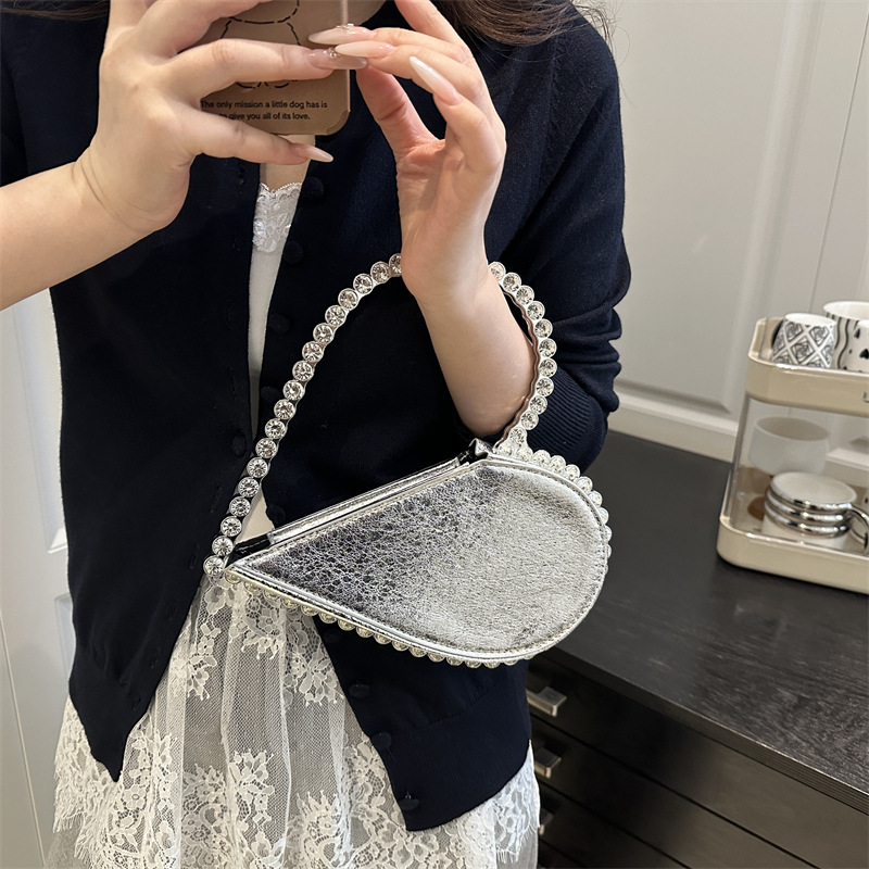 Diseño de nicho, personalidad, forma de amor, moda, estilo occidental 2025, nuevo estilo, estilo occidental, sentido avanzado, bolso de mano, mujer
