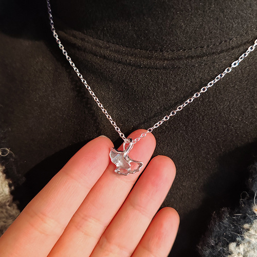 New simple necklace for women, summer fairy spirit, versatile, non-fading, light luxury, niche ginkgo leaf design clavicle chain