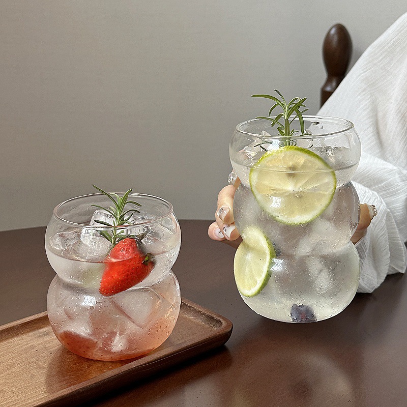 Bloggers con el mismo tipo de tazas de vidrio de gran capacidad en cafetería americana helada taza de jugo de fruta taza de té de fruta
