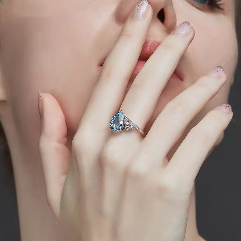 Elegante verstelbare ring in waterdruppelvorm met saffier_voghion.com