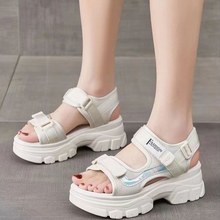 Modas deportivas de explosión sandalias romanas para mujeres 2026 verano nuevo estilo anti-deslizante con una sola gruesa y cómoda zapatos de playa para mujeres