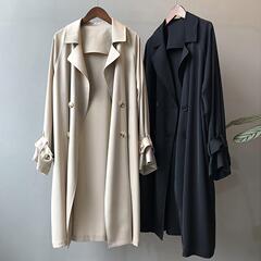 トレンチコートの女性の中の長さは小さいです。