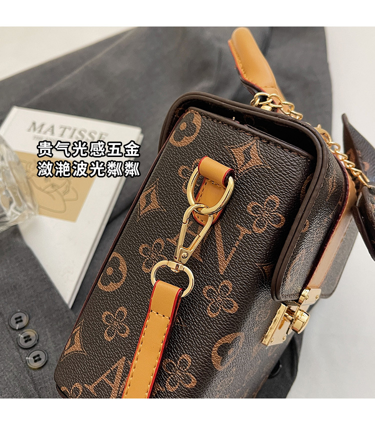 A new Korean-style versatile and simple single-shoulder crossbody bag for women in the summer of 2025, featuring a Korean-style mobile phone bag Item Picture