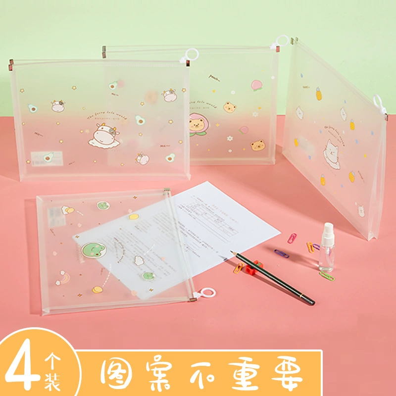 Мультипликационный пакет с файлами, изготовленный из прозрачного материала, стильный и красивый. Хорошо видимые документы в сумке для удобства проверки