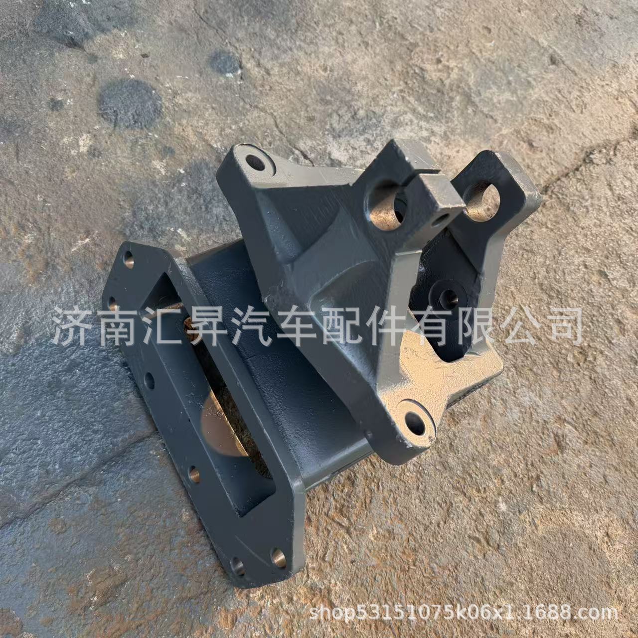 YG9731523135 front spring front bracket
