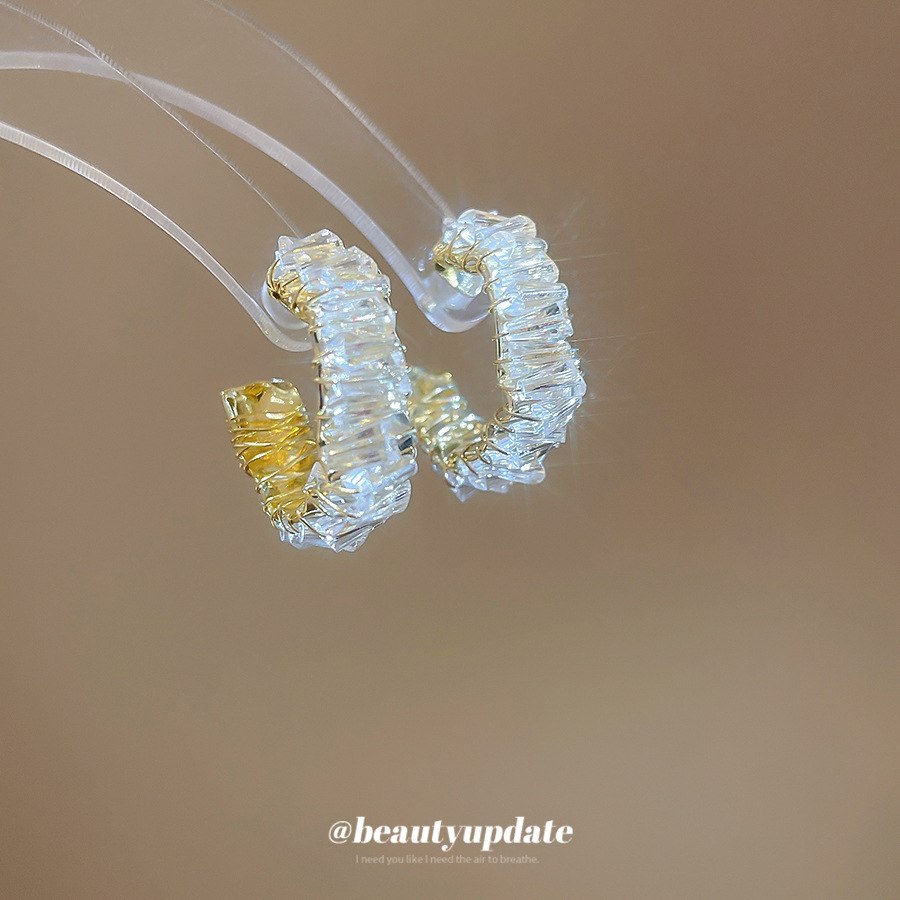 Pendientes en forma de C enrollados de metal con aguja de plata Pendientes de temperamento retro europeo y americano Pendientes de lujo ligero de alta gama mujeres