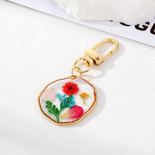Cross-border e-commerce colorful glue dried flower keychain popular pastoral style daisy transparent flower pendant bag pendant