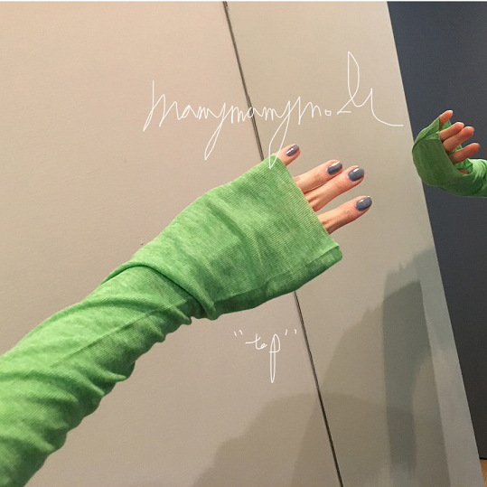 F and Z spring a touch of green! The color alone is beautiful enough and the solid color round neck long sleeve T-shirt with no lock edge F and Z spring a touch of green! The color alone is beautiful enough and the solid color round neck long sleeve T-shirt with no lock edge