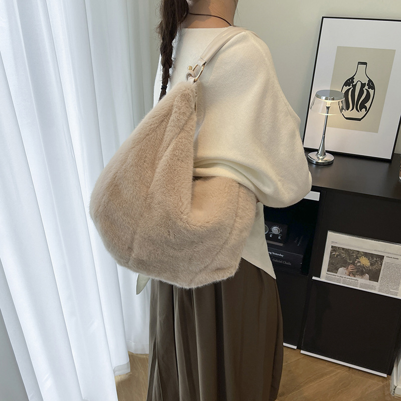 2025 invierno nuevo bolso de lana portátil bolso de brazo fresco bolso de moda de mujer bolso de bolso de bolso dulce bolso de hombro bolso de mochila
