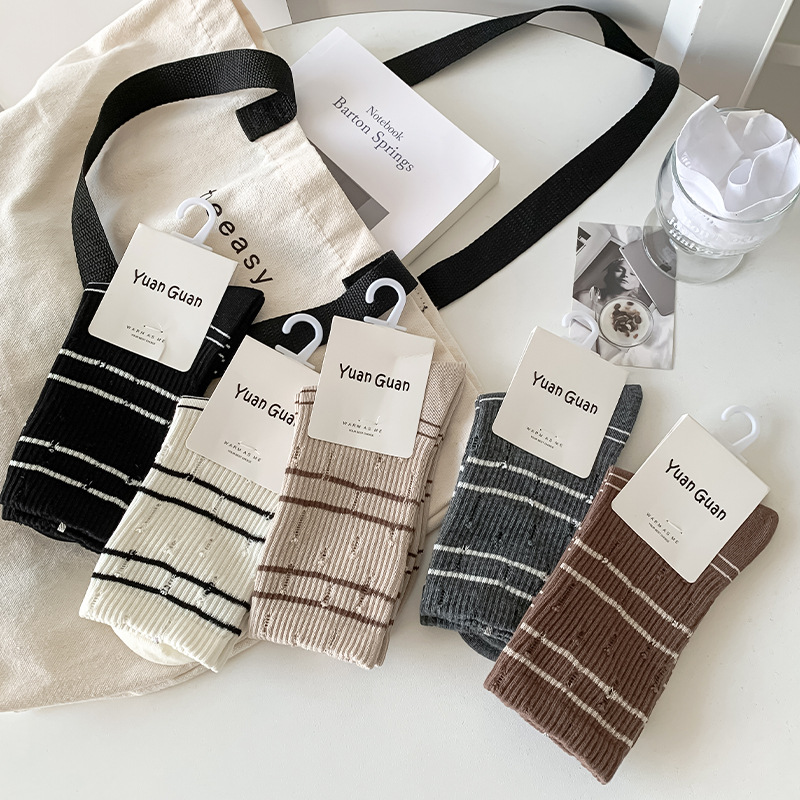Piles de calcetines a rayas de mujer personalidad de tendencia otoño-invierno calcetines de algodón sin hueso al por mayor