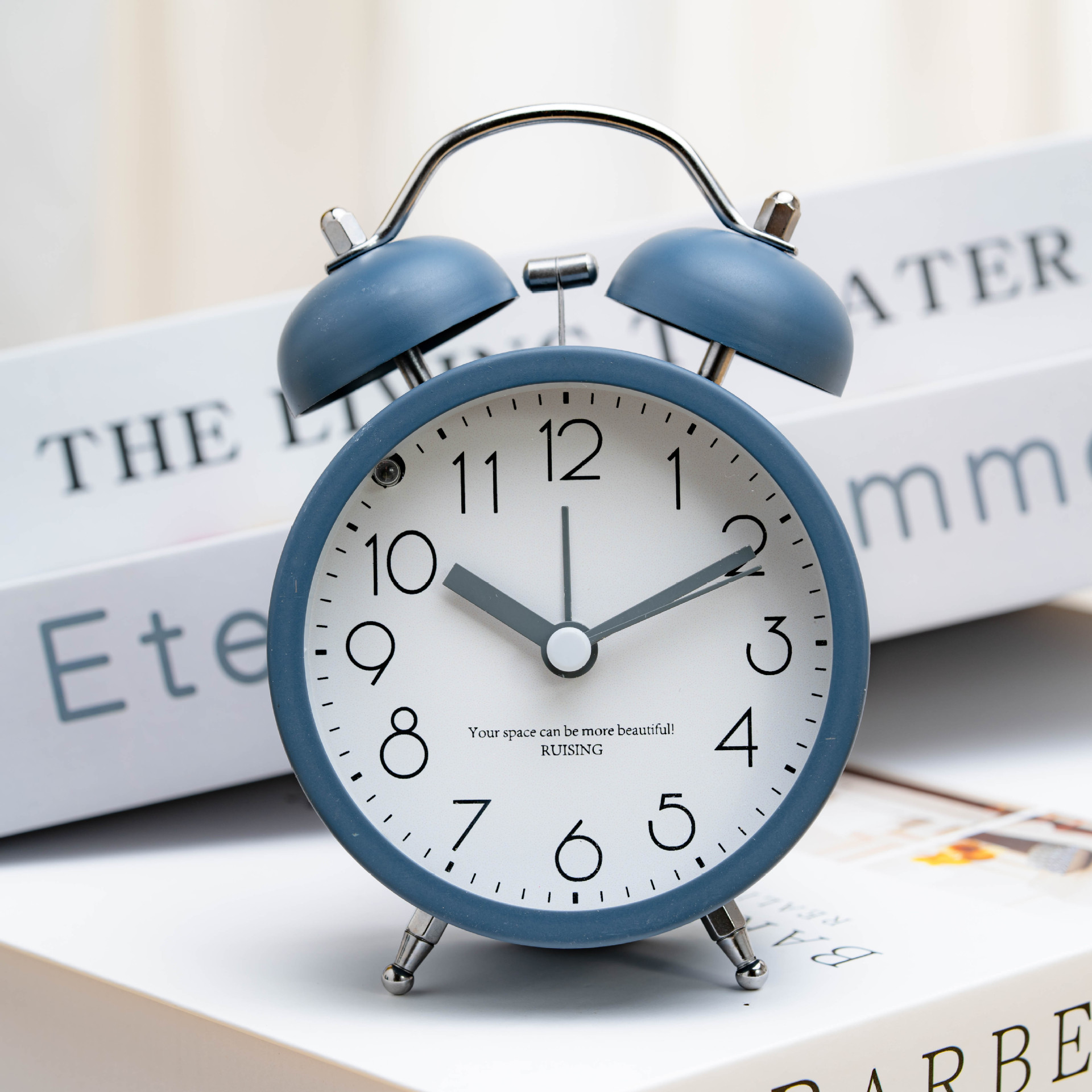 Luz de metal reloj despertador de lujo para estudiantes mudo reloj de noche dormitorio escritorio reloj grande campana perezoso alarma con luz