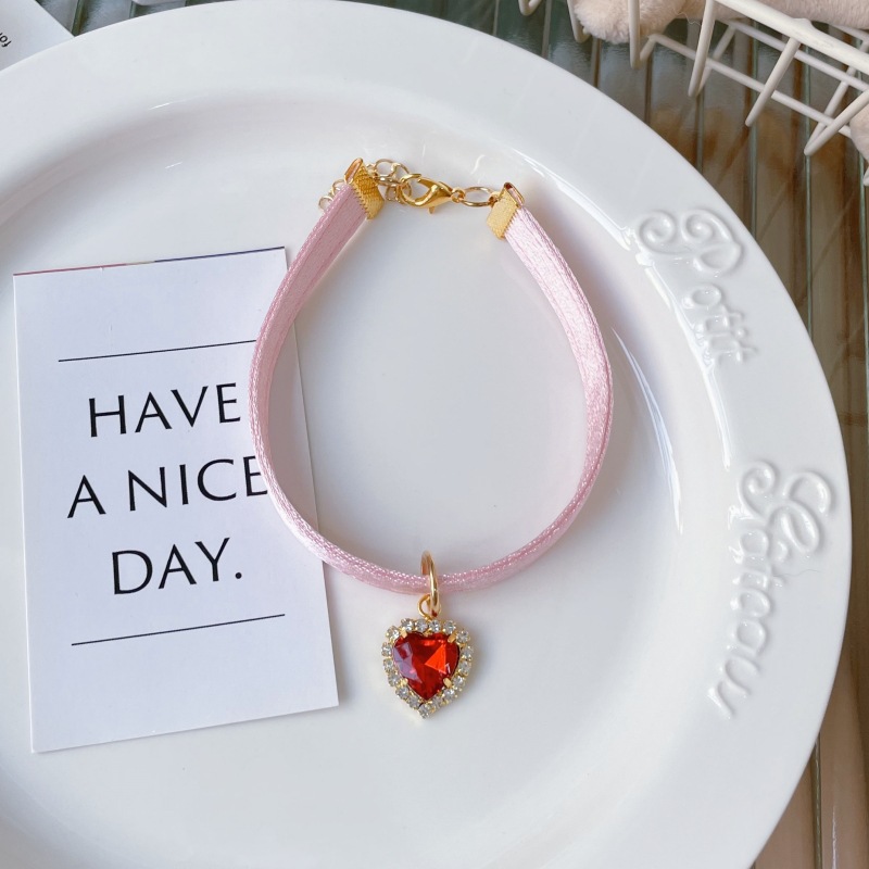 하트 모양의 다이아몬드 핑크 칼라