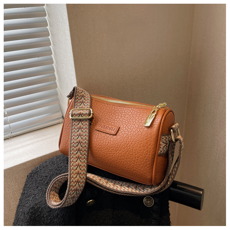 2024 Nuova borsa piccola popolare per le donne in autunno e inverno, borsa a tracolla a banda larga alla moda versatile, borsa a cuscino rossa Internet_voghion.com