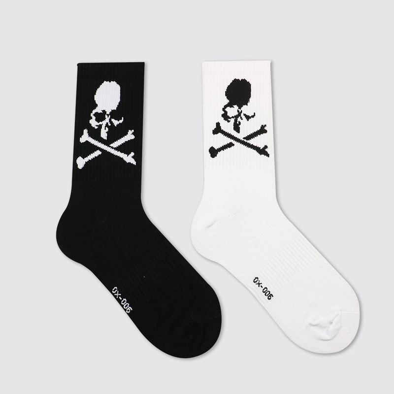 Trendy Brand Original Design Black and White Skull Socks Personalized Street Sports Socks Cotton Men and Women Couple