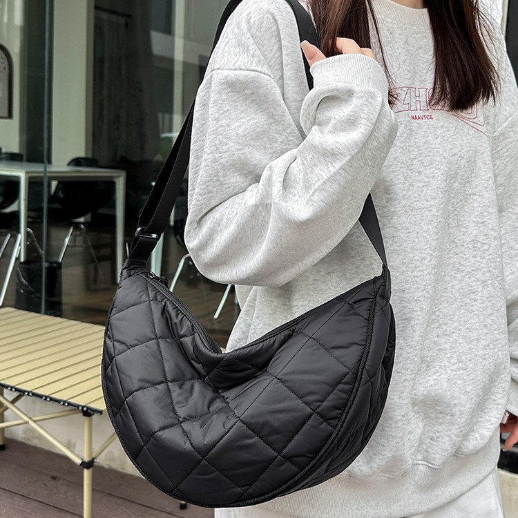 2025秋季新款潮时尚小众菱格单肩斜挎包饺子包高级感包包女大容量