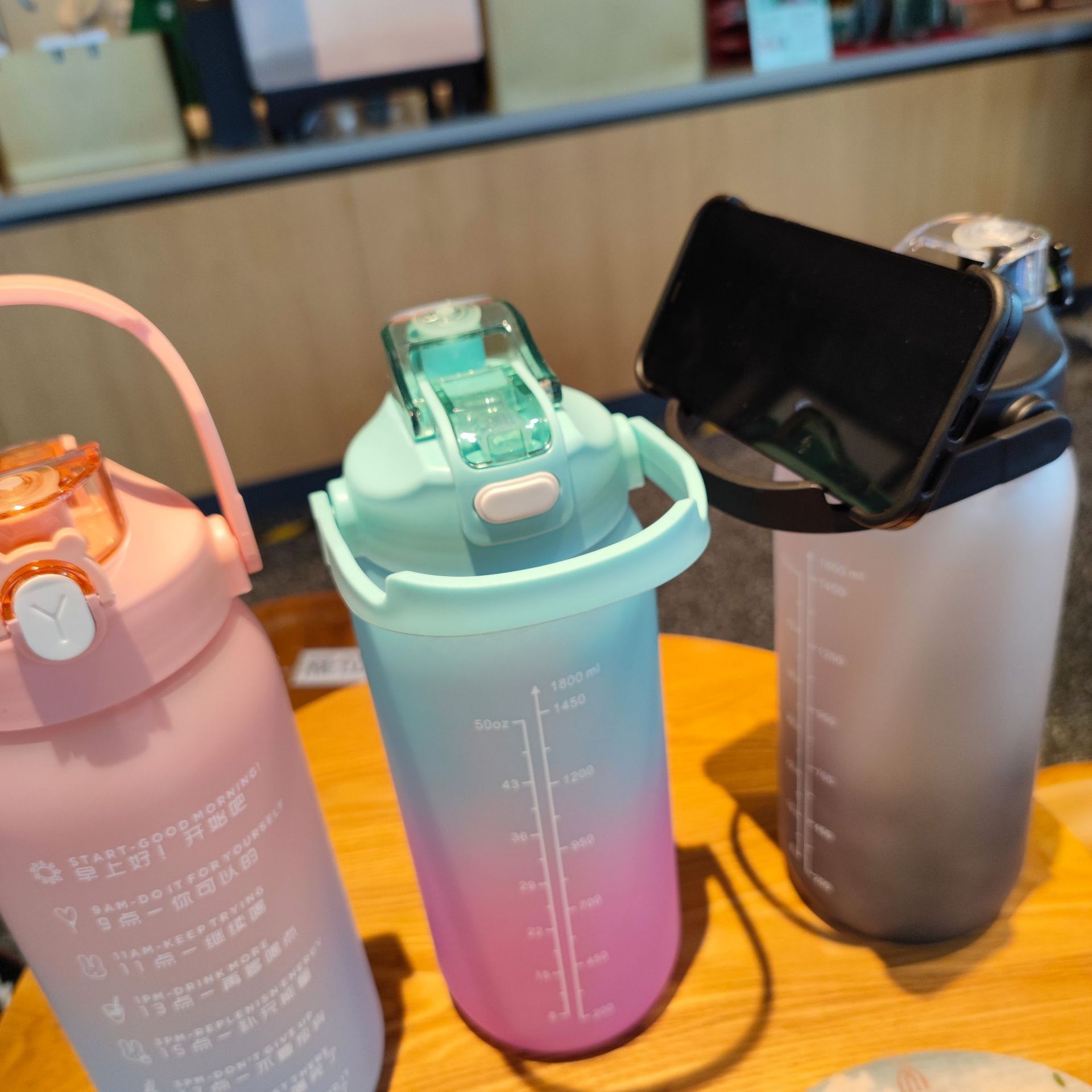 Nueva gradiente de color helado botella de agua de gran capacidad de succión boquilla de beber directa taza mango portátil hervidor de plástico cubierta de rebote