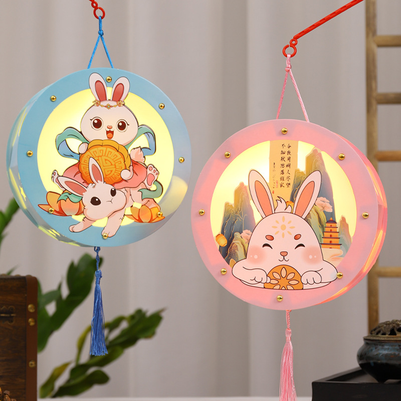 中秋節の提灯は子供の手作りの材料を持って幼稚園の活動の道具を包んでdiy紙の漫画の明かりを包みます。|undefined
