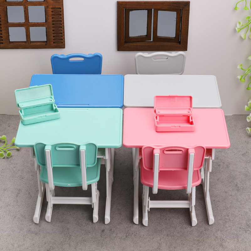 子供のミニの机のデスクのミニチュアは食べ物を縮めてシミュレーションします。