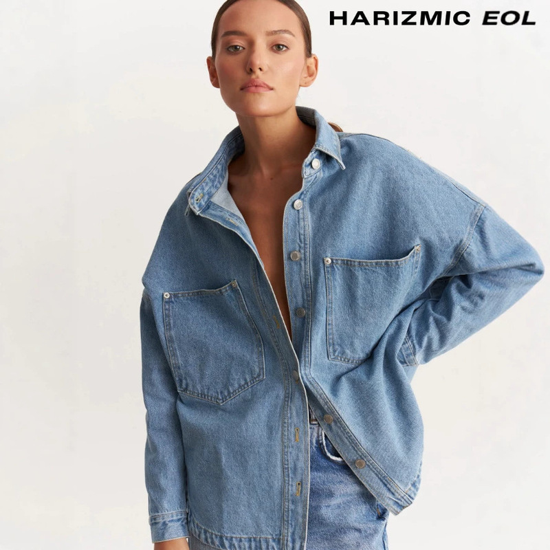 Basic Light Blue Loose Denim Shirt for Women, Classic Turn-Down Collar, Double Pockets, Suitable for Commuting and Outings, Versatile Long-Sleeve Shirt Basic Light Blue Loose Denim Shirt for Women, Classic Turn-Down Collar, Double Pockets, Suitable for Commuting and Outings, Versatile Long-Sleeve Shirt