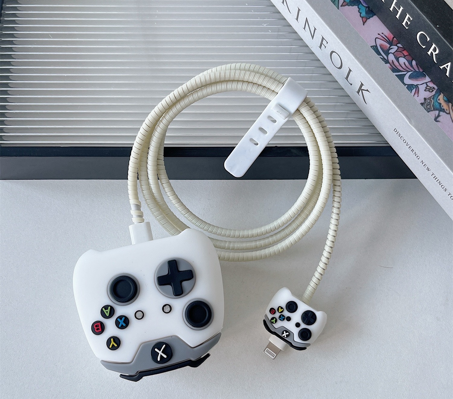 2024 nueva cubierta protectora de cabezal de carga rápida estándar británico de dibujos animados de 20W para cargador de Apple 20WPD plegable de tres enchufes