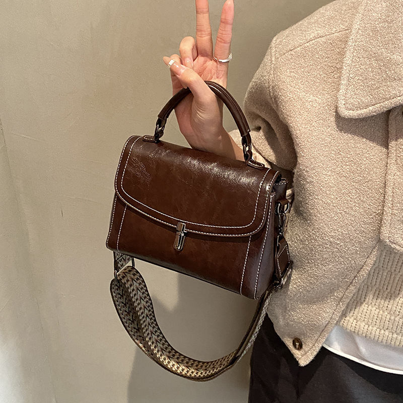 Bagos populares de alta sensación para mujeres 2025, nuevo otoño y invierno retro de banda ancha, bolsos de mano casuales, bolsos de mano.