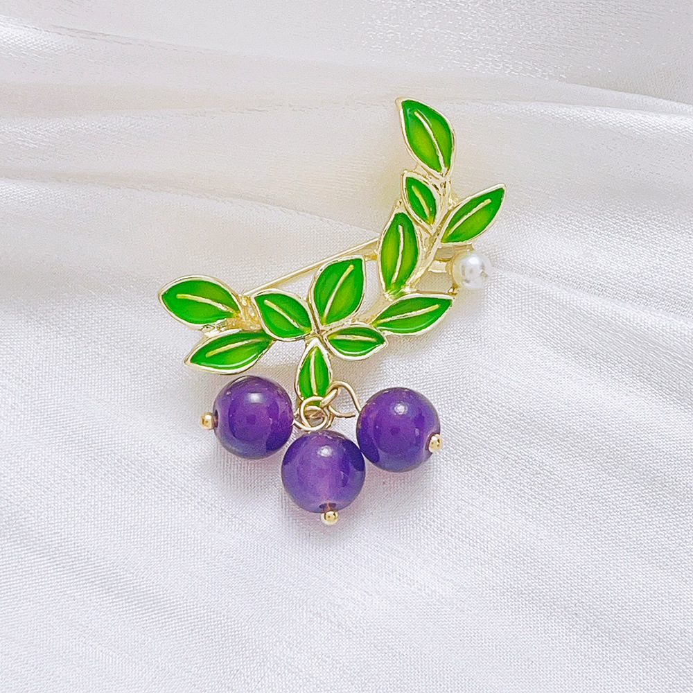 Small elite brooch