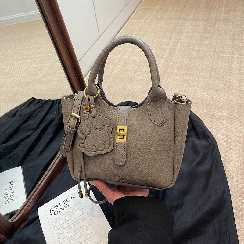 Bolsa de cubo portátil con patrón de lichi para mujer 2025 nueva moda urbana