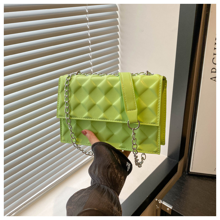 The 2024 autumn new embossed diamond-shaped single-shoulder crossbody bag with a chain design is a niche, fashionable, simple and retro small square bag undefined