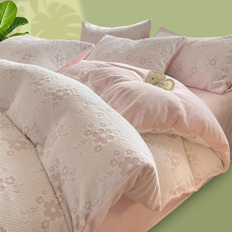 La cama de terciopelo de leche tallada de cuatro piezas en invierno grueso 2025 nueva sábanas de terciopelo de coral cubierta de cama de tres piezas