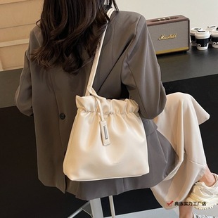 Niche Design Bag New Fashion Underarm Retro Cloud Large Capacity High-End Large Capacity Bucket Women's Bag