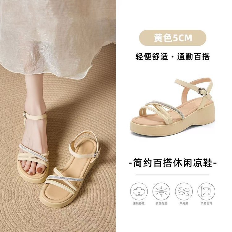 Super suave moda diamante de hadas viento para aumentar la altura sandalias mujeres 2026 nuevo verano con suela gruesa con falda zapatos de playa versátiles