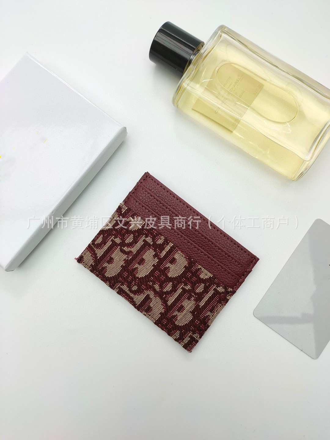 빨간색