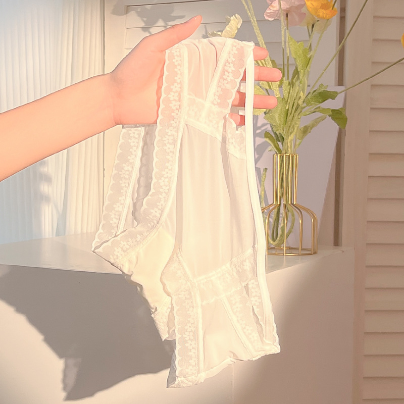 Ropa interior de encaje de las mujeres de verano delgada sin costuras cintura media sexy triángulo de seda de hielo pantalones cortos puro deseo transparente ropa interior de niña