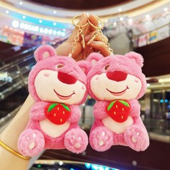 いちごの熊を抱いてぬいぐるみを飾ってかわいいキーホルダーぬいぐるみ人形卸売りキーホルダー