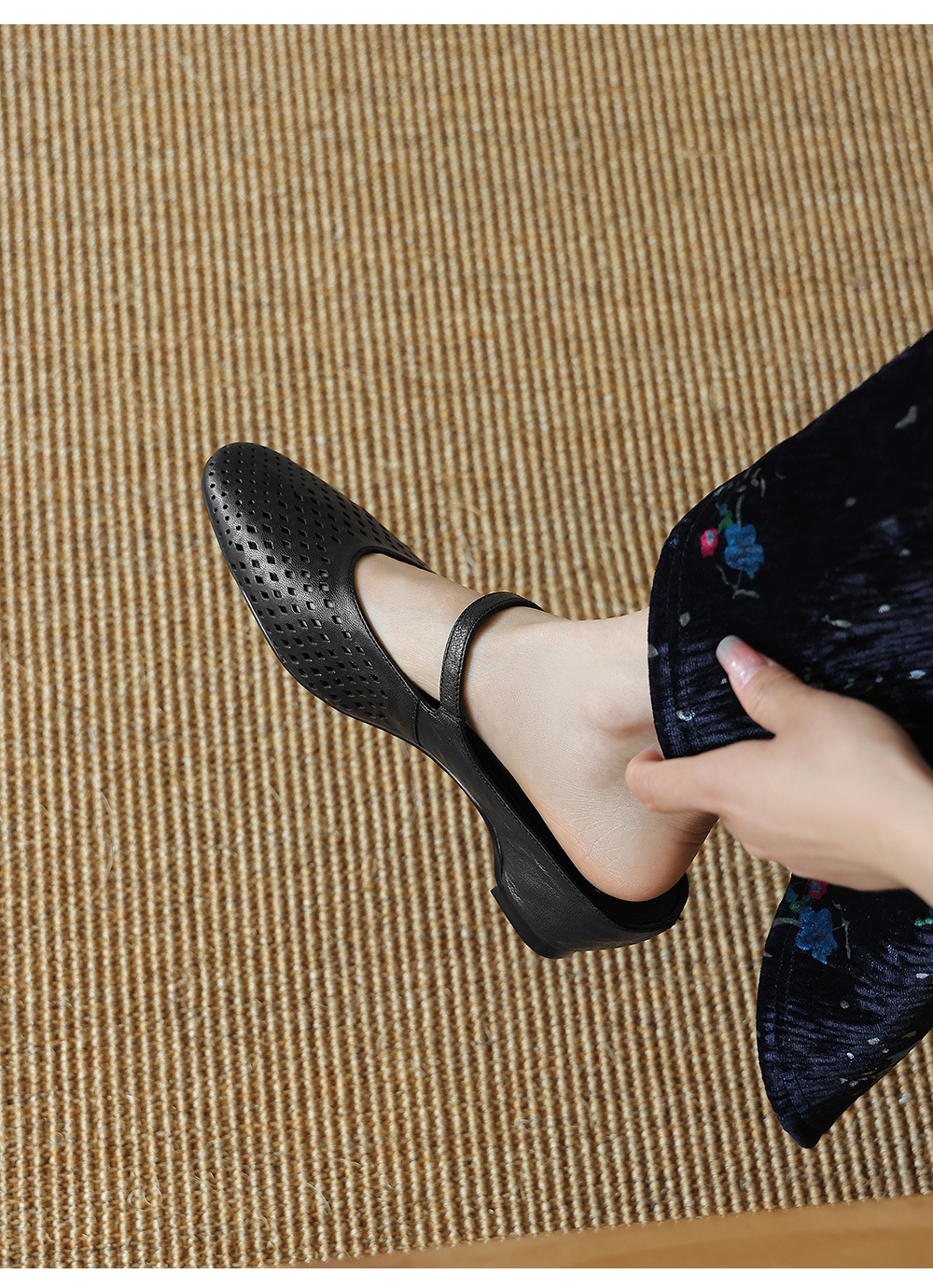 Sandal cao gót nữ hở mũi quai ngang gót 6 cm — đen chi tiết 8