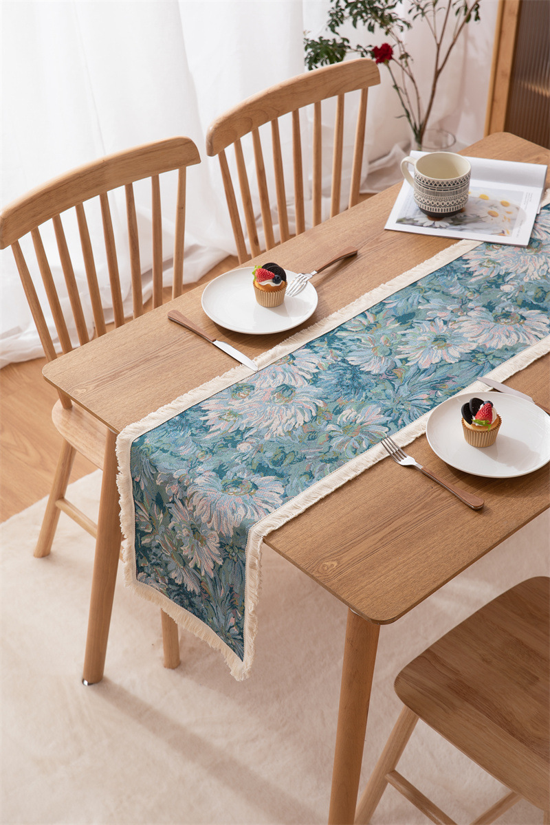 Chemin de table jacquard avec motif marguerites et pompons déco_voghion.com