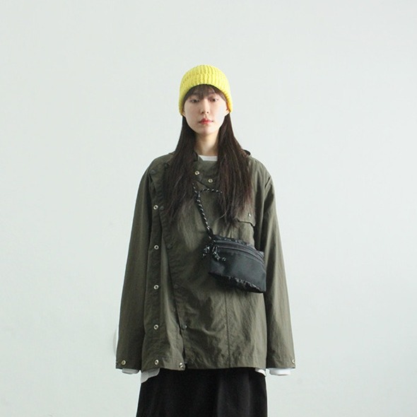 단색 중공 숄더백 남성과 여성의 가벼운 일본과 한국의 메신저 가방 휴대 전화 가방 제조 업체 도매 한국 공식 웹 사이트