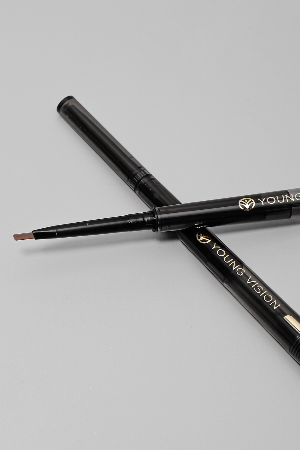 YOUNG VISION's foggy three-in-one eyebrow pencil is not prone to smudging. It features a fine and soft brush and eyebrow blade undefined