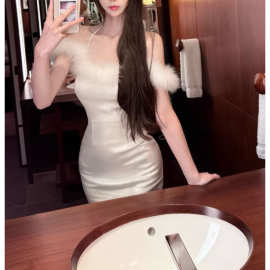 法式绒绒雾雾*小妲己两色火鸡毛灵动醋酸挂脖一字肩小礼服连衣裙