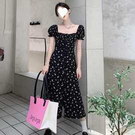 方领碎花泡泡袖连衣裙女夏季2025新款法式复古中长款收腰赫本裙子