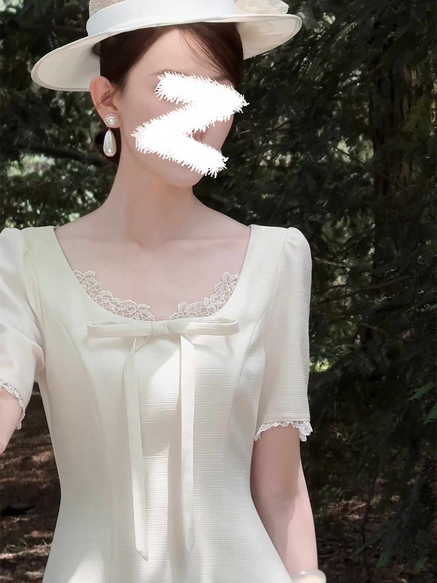 Đầm nữ suông midi tay ngắn chất liệu có họa tiết ren nổi, eo chiết ôm nhẹ, dáng suông nhẹ nhàng — màu trắng ngà chi tiết 4