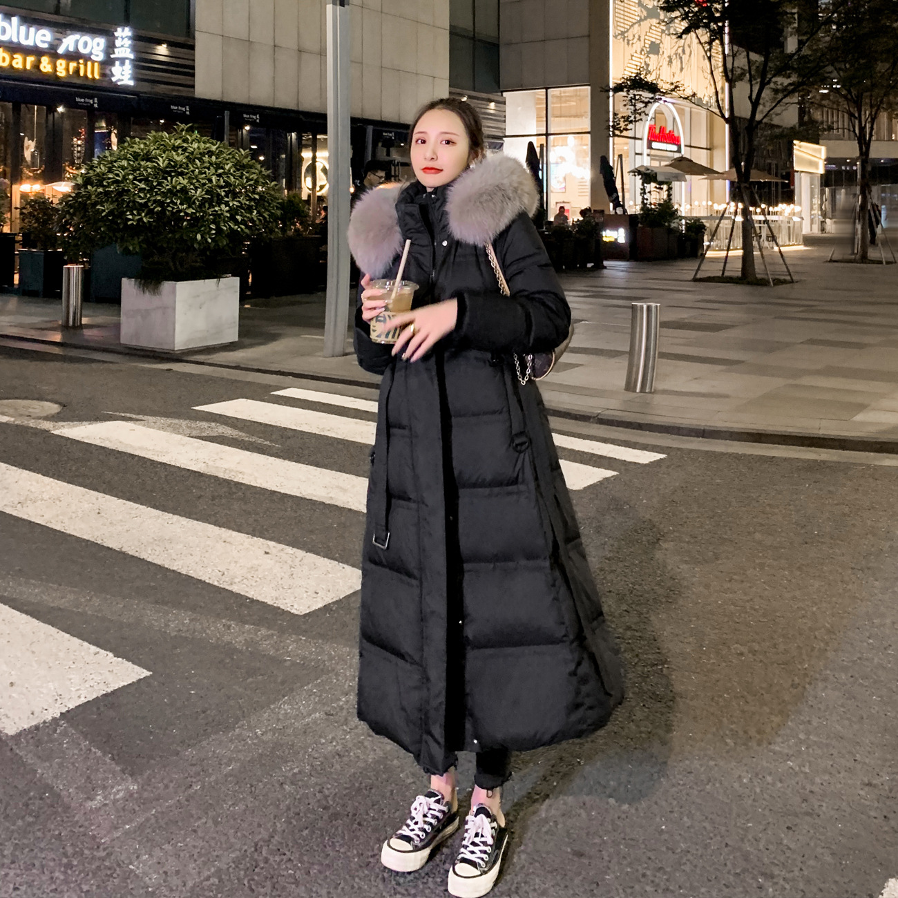 真狐毛襟ダウンジャケットの女性2023年の新型ウエストは痩せています。
