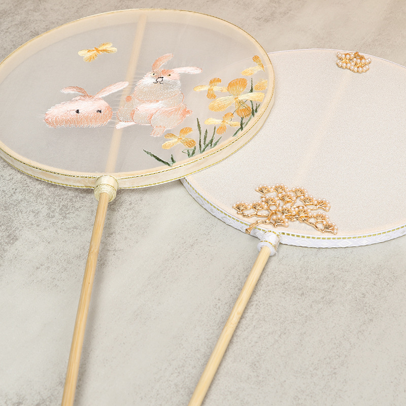 Fan de impresión de bordado de mango largo Fan de bordado Fan clásico accesorios de ropa Han Fan de palacio hechos a mano Diy Fan antiguo al por mayor