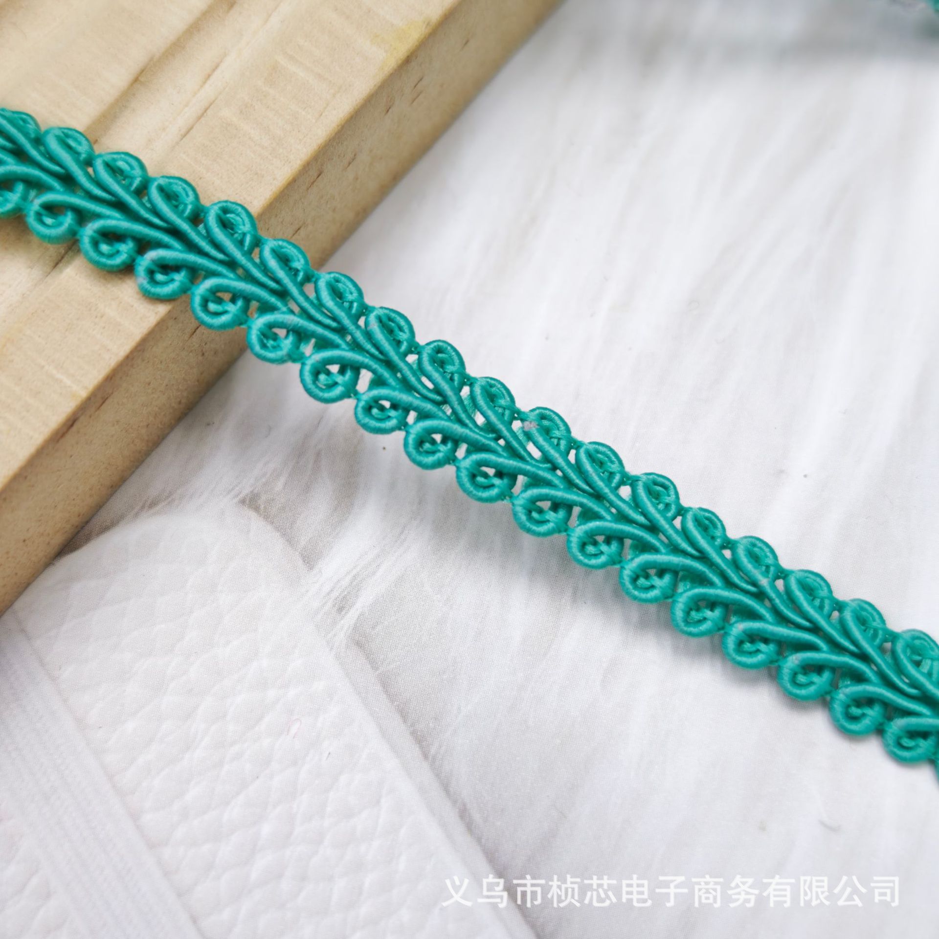0.8cm*Lake green