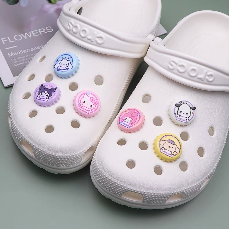 Nuevos dibujos animados Sanrio tapa de botella diy accesorios de resina Kulomi Crocs agujero botones accesorios de flores al por mayor