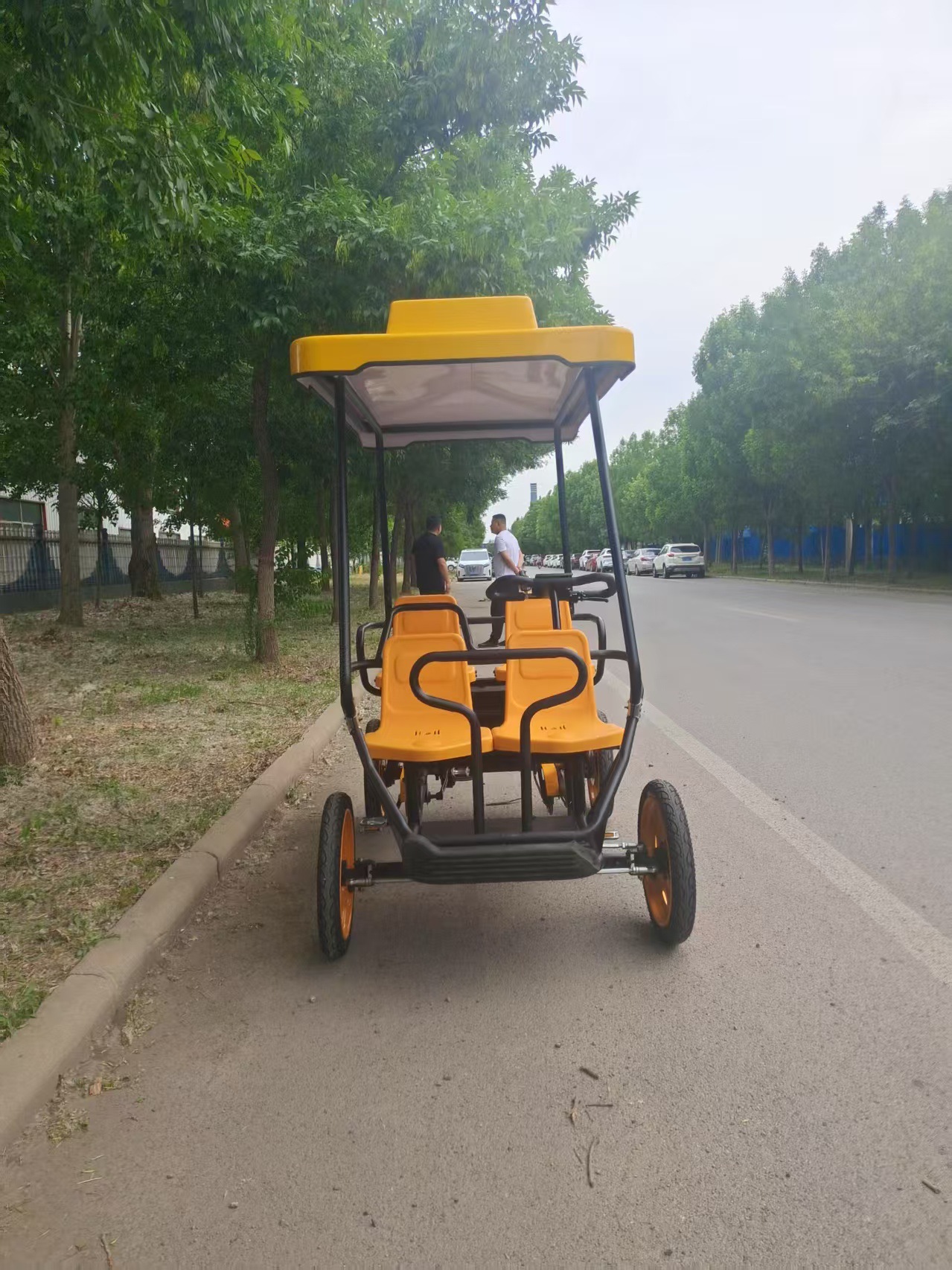 The new Bondson four-seater four-wheel pedal car can assist the scenic area's scan-code system four-wheel sightseeing vehicle