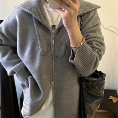 韓国系のダブルファスナーの襟がめくられています。